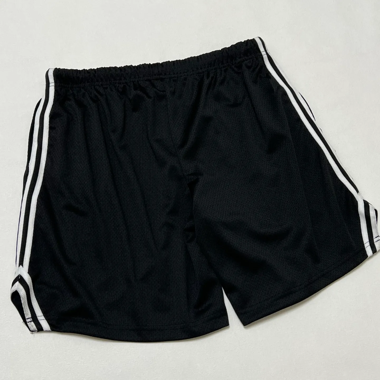 GALLERY DEPT. VENICE COURT SHORTS English mesh shorts Logo webbing wide-leg basketball shorts Black and white S-XL Original molding Loose wide-leg version American boys' first choice Breathable mesh fabric Superimposed soft material inside Comfortable and easy to match Custom-woven original consistent webbing/main mark/component wash mark Details are enlarged to follow